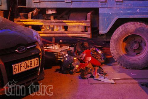 Mất lái, xe ben cuốn xe máy vào gầm ảnh 1